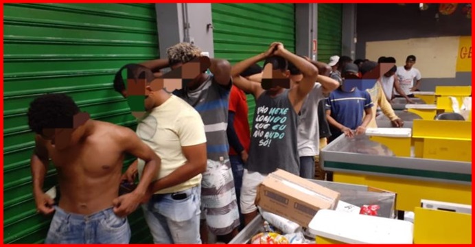 UGENTE cerca de 30 homens foram presos tentando arrombar duas lojas em Cosme de Farias