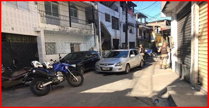 Ataque a tiros deixa motorista morto e passageiro ferido dentro de carro na Liberdade