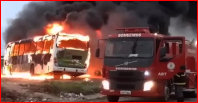 Cerca de 15 homens invadem ônibus e incendeiam veículo
