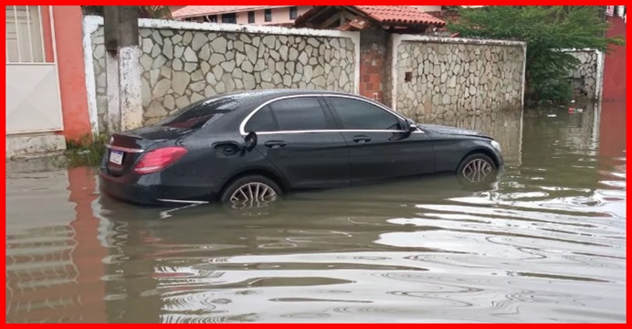 Chuva intensa deixa ruas alagadas em Lauro de Freitas