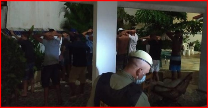 Polícia acaba com festa de 35 pessoas e encontra drogas dentro de casa em Vilas do Atlântico