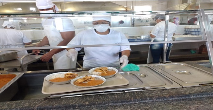 Para evitar aglomerações, caruru de Santa Bárbara é distribuído em quentinhas