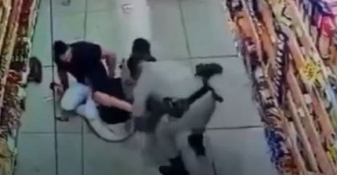 Mulher se recusa a usar máscara em supermercado e tenta esfaquear PM e ao ser imobilizada morde braço do policial. TUDO FILMADO. VEJA VÍDEO