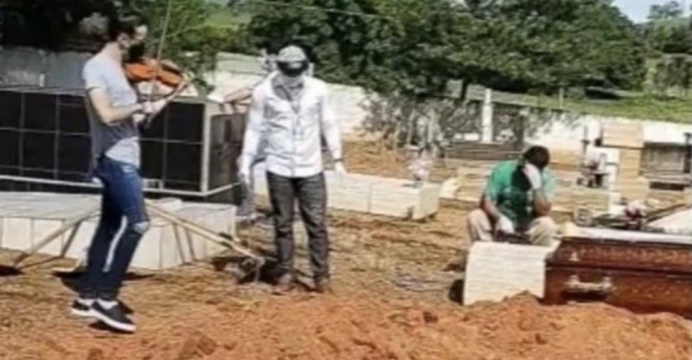 Vídeo: filho emociona ao tocar violino e se ajoelhar durante enterro da mãe que morreu vítima da Covid-19
