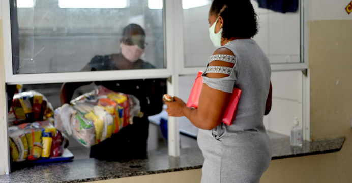 Prefeitura inicia nova etapa de distribuição de cestas básicas para alunos