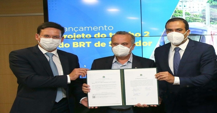 Ao lado de João Roma, Bruno Reis assina autorização para início do trecho 2 do BRT de Salvador