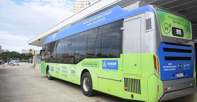 Ônibus elétricos começam a ser testados nesta terça-feira em Salvador