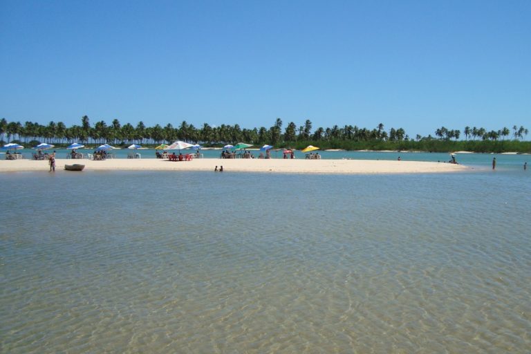 Lanchas, preços altos e estacionamento: banhistas relatam dificuldades em praia no Litoral Norte baiano
