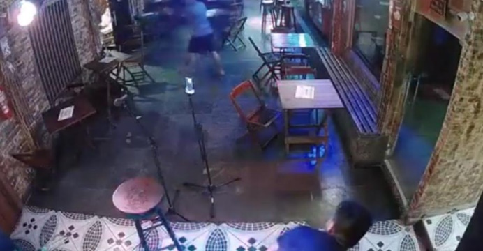 Após achar que foi roubado, bombeiro dá oito tiros dentro de bar; veja o vídeo