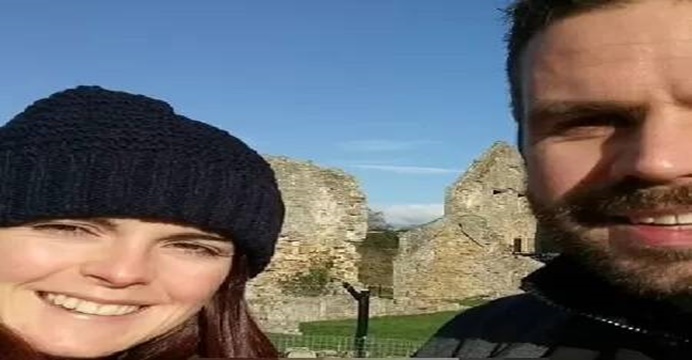 Homem flagra esposa abusando de aluna de 15 anos em carro e a denuncia
