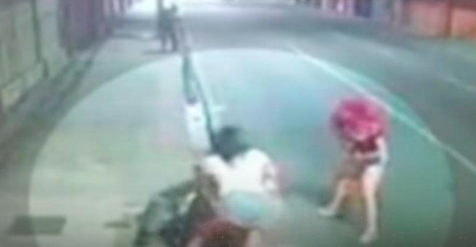 Destino cruel: ladrão tenta assaltar, cai em cima de faca e morre, assista o vídeo