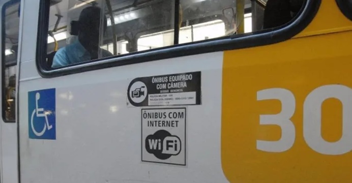 Vestido de açougueiro, homem assalta passageiros em ônibus