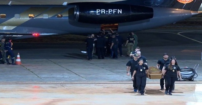 Dom e Bruno: avião com restos mortais chega a Brasília para perícia