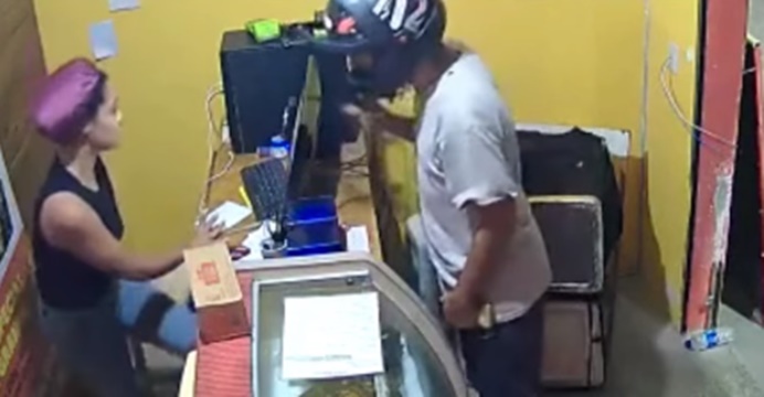 Atendente de uma pizzaria é surpreendida por assaltante e suplica pelo celular. “Ainda estou pagando”
