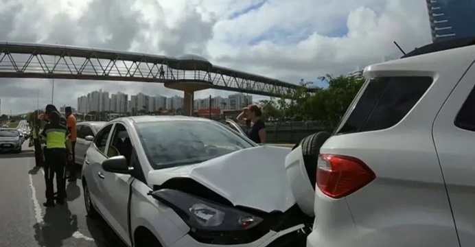 Engavetamento entre seis carros deixa trânsito congestionado na Avenida Paralela