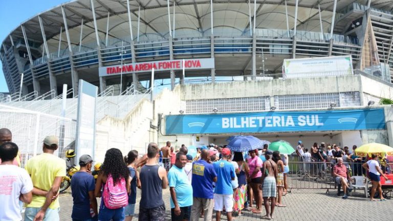VÍDEO: Tricolores fazem fila quilométrica na Arena para comprar ingressos do BaVi