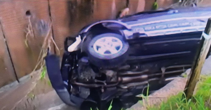 Motorista morre após carro bater em poste e cair em córrego na Avenida Gal Costa