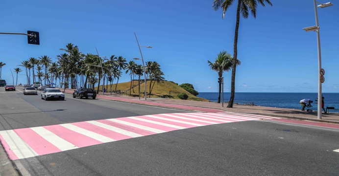 Faixas de pedestres em Salvador ganham ação especial em alusão ao Outubro Rosa