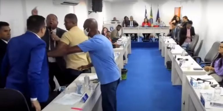 Vereadores saem no tapa em sessão na Câmara Municipal