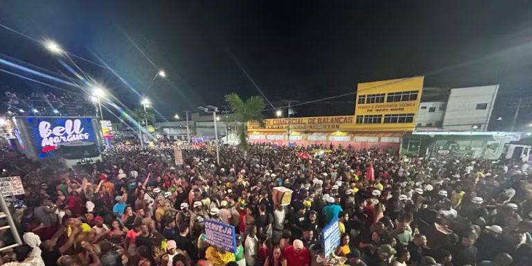Bell Marques arrasta multidão em primeira noite da Micareta de Feira