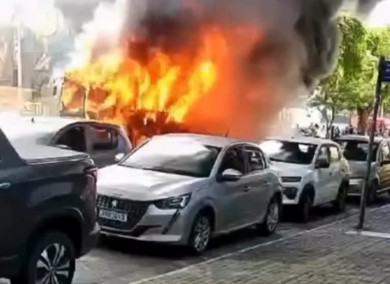 Ônibus é destruído por incêndio provocado por pane elétrica no centro de Salvador; veículo foi saqueado e trânsito alterado
