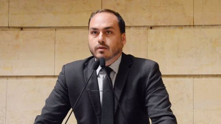 PF vai pedir quebra de sigilo fiscal de Carlos Bolsonaro