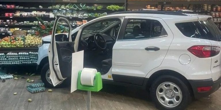 Homem invade supermercado com um carro na Avenida Orlando Gomes