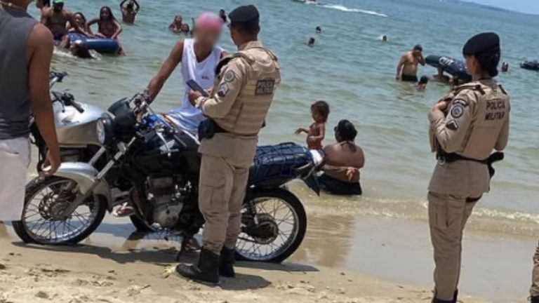 Jovem viraliza após ser abordado pela polícia em praia famosa; saiba detalhes