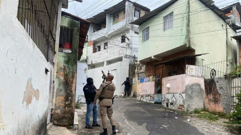 Entenda como atua a facção alvo de operação policial deflagrada no Complexo Nordeste de Amaralina; veja fotos