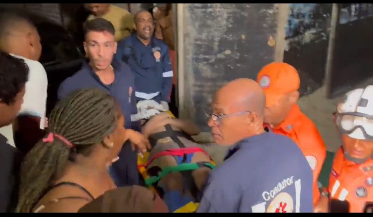 Ajudante de pedreiro fica soterrado após deslizamento de terra em Mirantes de Periperi