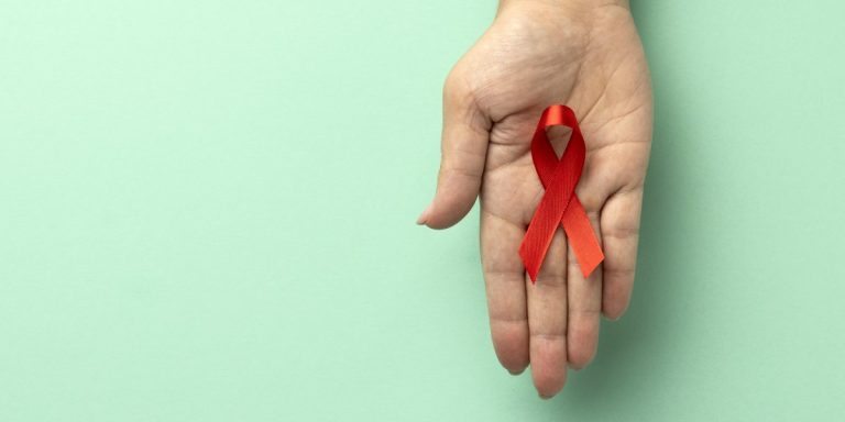 AIDS tem aumento de casos porém queda de mortalidade desde 2013