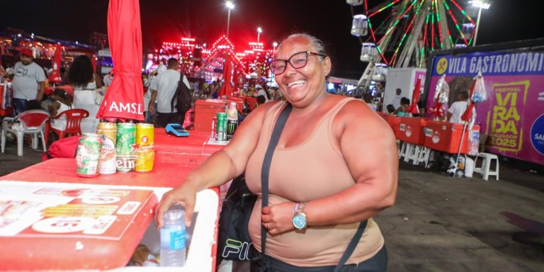 Ambulantes comemoram as boas vendas no Festival Virada Salvador