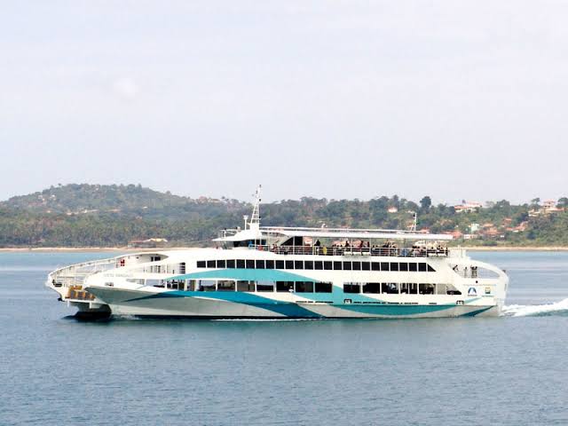 Três pessoas são resgatadas por tripulantes de ferry-boat após embarcação naufragar na Bahia