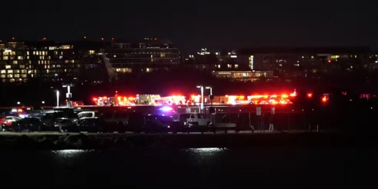 Avião com 64 ocupantes colide com helicóptero e cai em Washington