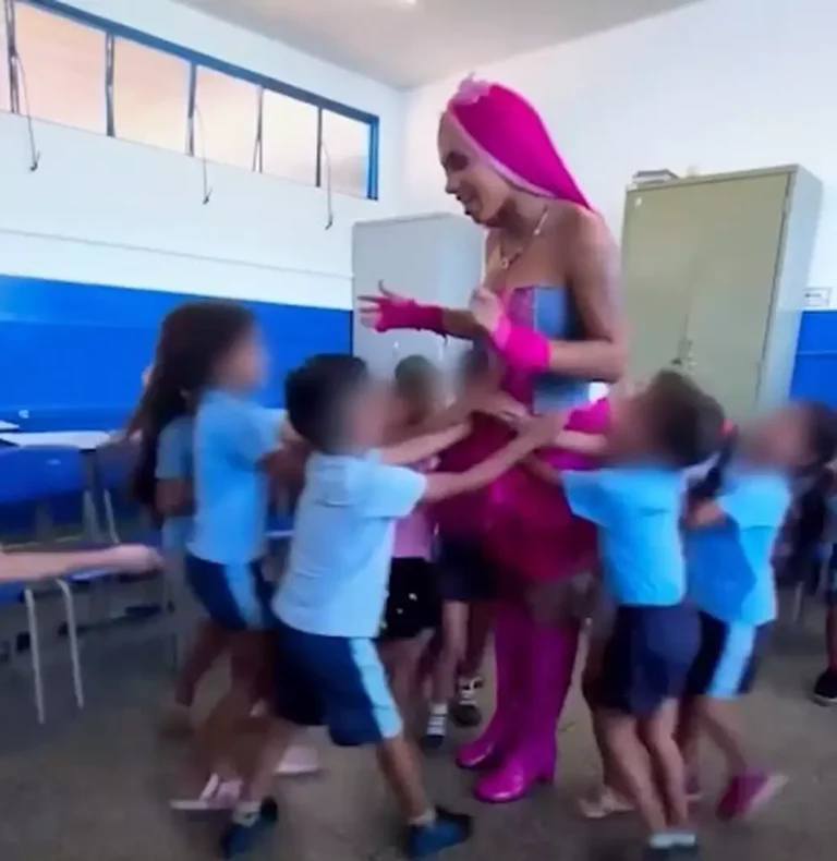 Professora trans usa fantasia de Barbie em escola e vira alvo de políticos