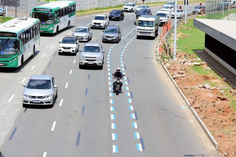 Motofaixa completa um mês com redução de quase 60% de acidentes com motos na Av. Bonocô*