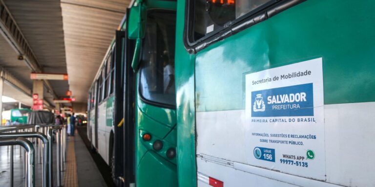 Rio Sena segue sem ônibus após operação com cinco mortos