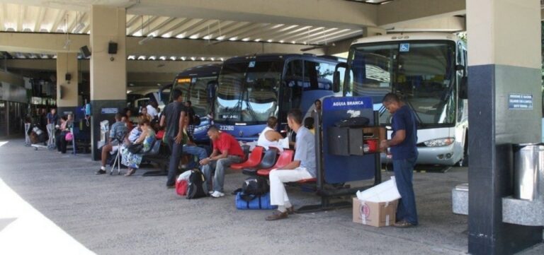 Na véspera do feriadão, Salvador tem grande movimento na Rodoviária e Ferry-Boat