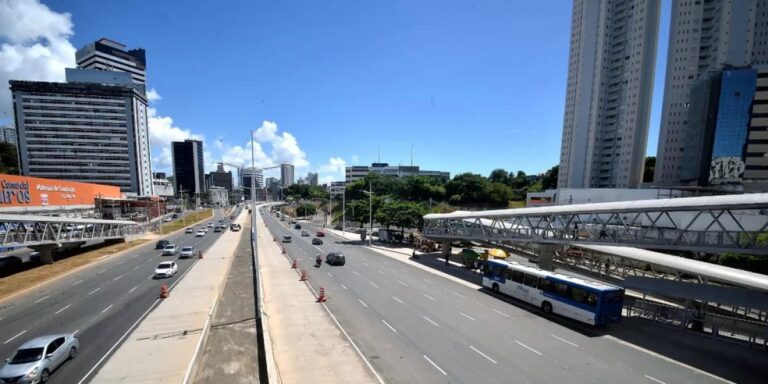 Homem é morto em ponto de ônibus de Salvador após reagir a assalto