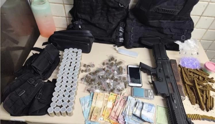 PERNA PRA QUEM TEM: Rondesp surpreende traficantes no Subúrbio e apreende submetralhadora