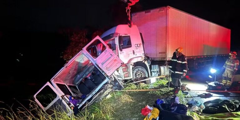 Acidente entre carreta e micro-ônibus na BR-251 resulta em nove mortos e dezenas de feridos