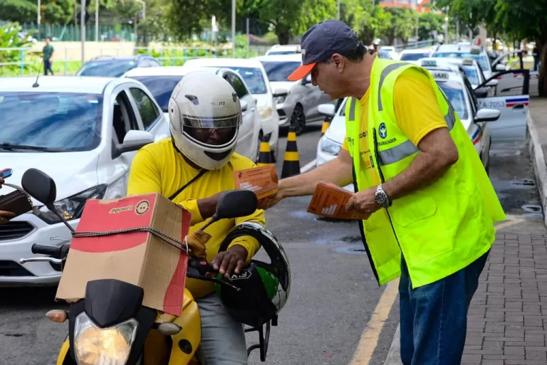 Motociclistas recebem orientação sobre trânsito seguro e limites de velocidade