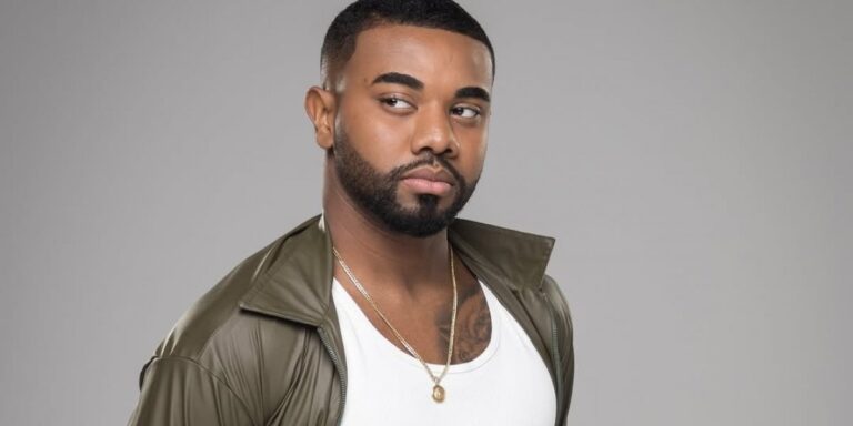 Após depoimento na delegacia, Davi Brito deixa delegacia comendo pipoca e sorrindo