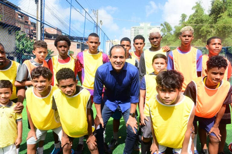 Prefeitura inaugura campo com grama sintética na Cidade Nova e chega a 78 equipamentos entregues em Salvador
