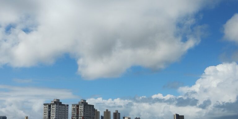 Fim de semana em Salvador terá céu nublado e chance de chuvas leves