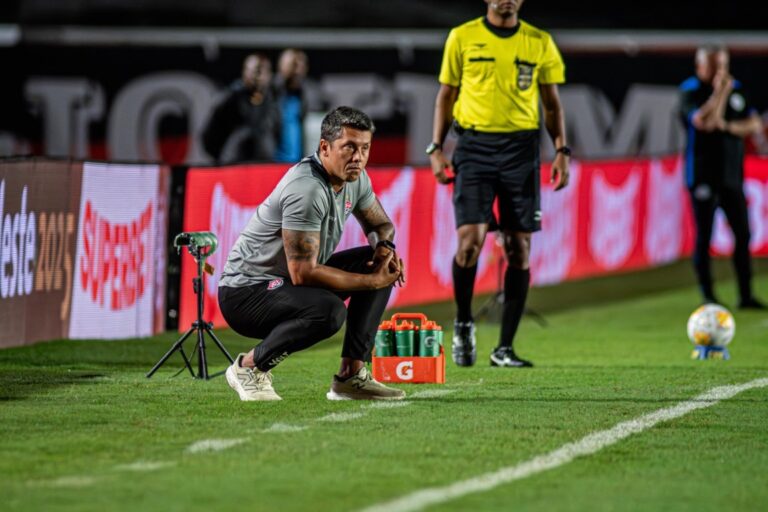 Oficial: Thiago Carpini deixa o comando do Vitória