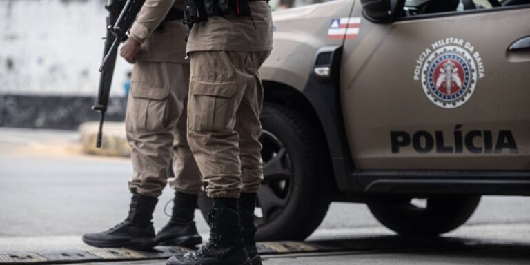 Polícia Militar realiza operação contra facções no bairro do Lobato em Salvador