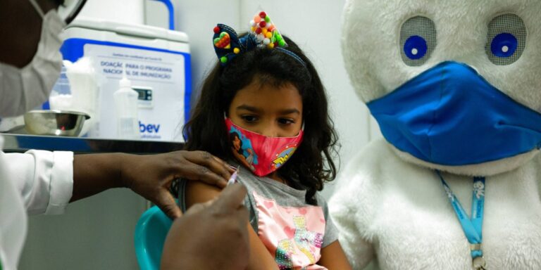 Brasil volta a figurar entre os 20 países com mais crianças não vacinadas, aponta OMS
