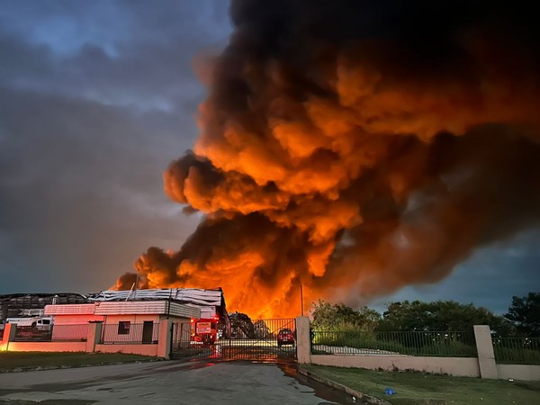 Incêndio de grandes proporções atinge Effa Motors em Manaus