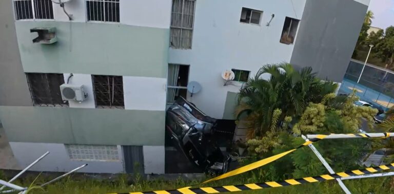 Carro cai de ribanceira e atinge prédio no Cabula
